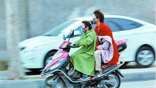 秋冬騎車(chē)“反穿衣”如作繭自縛