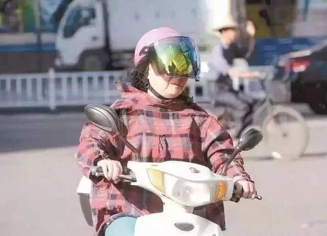 秋冬騎車(chē)“反穿衣”如作繭自縛