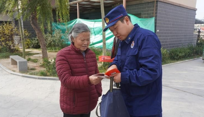 走進(jìn)社區為居民傳授“防火經(jīng)”