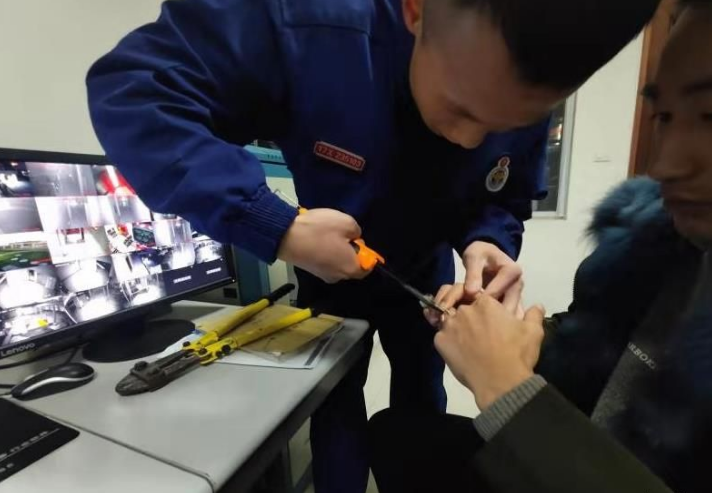  消防巧取戒指解民憂(yōu)