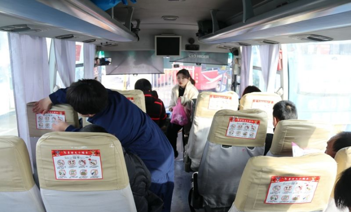 “進(jìn)站上車(chē)”張貼冬季防火小常識
